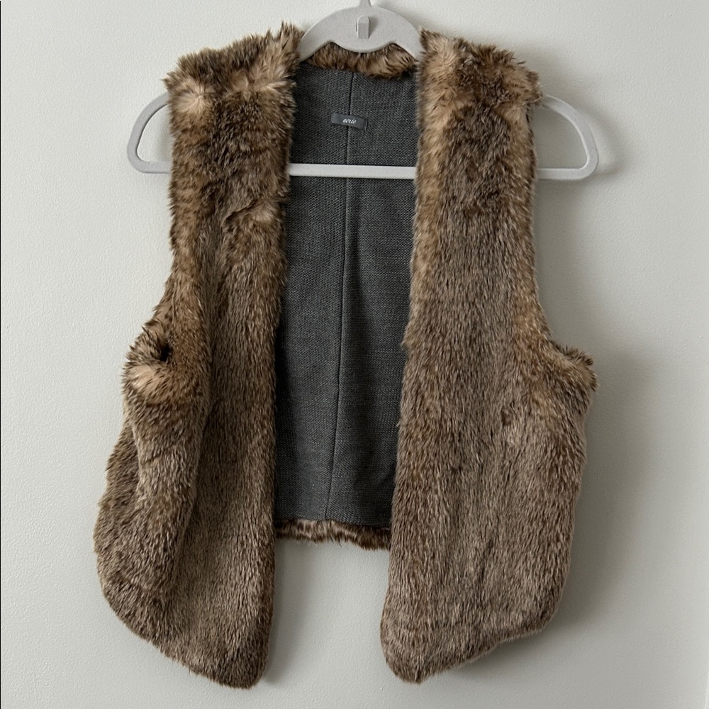 Arie Faux Fur Vest in Brown